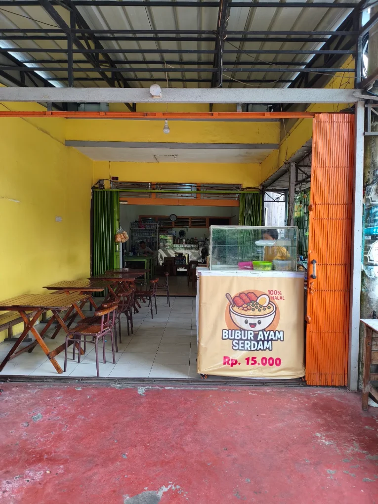 Area meja makan kayu santai dan bersih