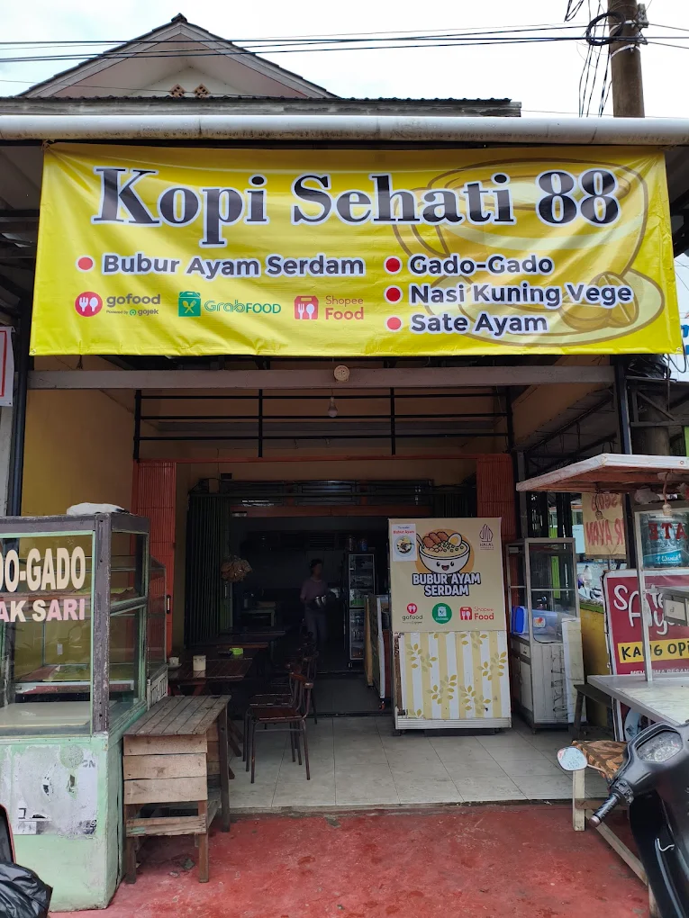 Tampak depan gerai Kopi Sehati 88 dan Bubur Ayam Serdam